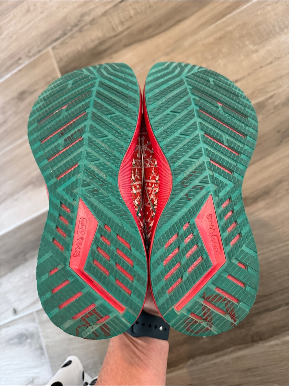 Brooks 7 1/2 Levitate Run Merry print sneakers shoes - Picture 5 of 5